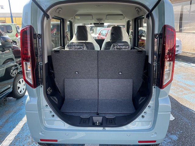 新古車スペーシアG、広々とした室内で快適な移動を。