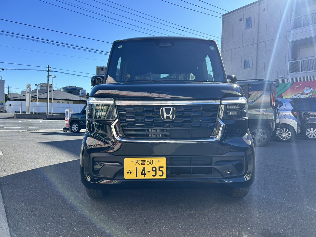新古車N-BOXカスタムターボ、カスタムならではのスタイリッシュデザイン。