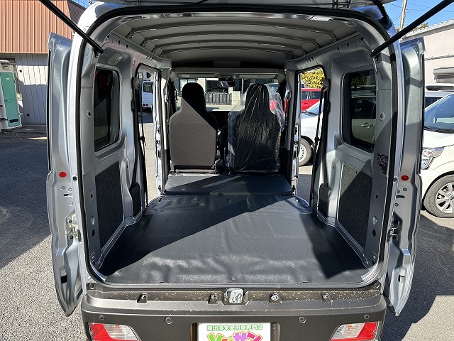 新古車軽バンをお探しなら！広々荷室のハイゼットカーゴ・デラックスがおすすめ。