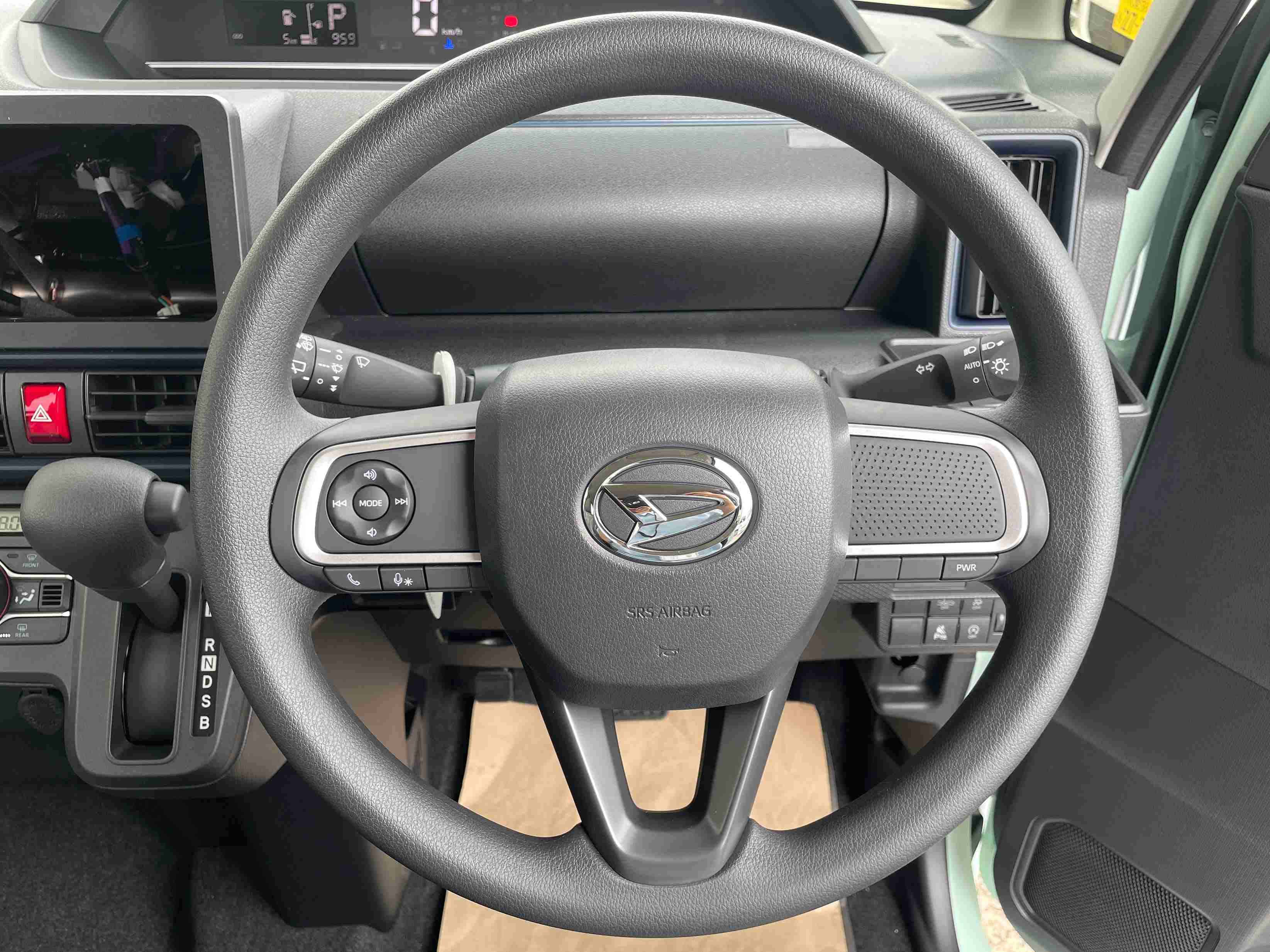 新古車タントL、スタイリッシュな軽自動車。